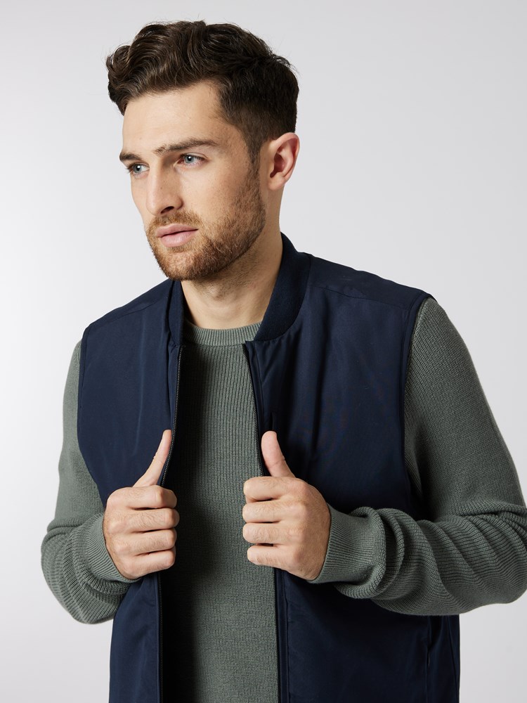 Cooper vest 7502785_EM6-VESB-S23-details_chn=vic_7673.jpg_