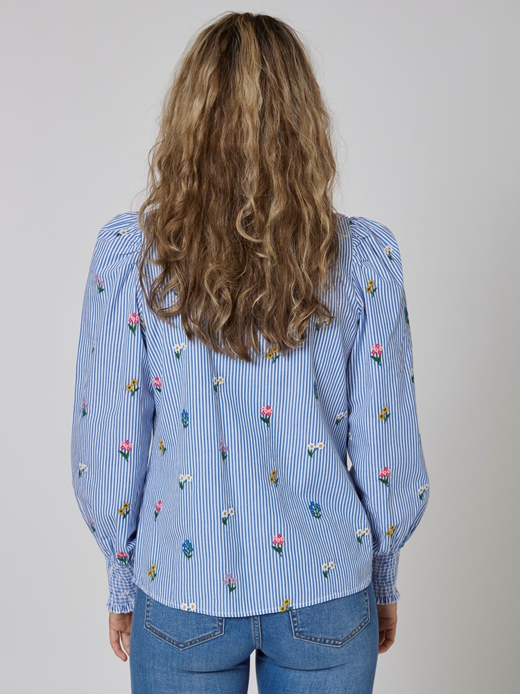 Erle brodert skjorte 7502818_EAZ-MELL-S23-Modell-Back_chn=vic_5466_Erle brodert skjorte EAZ_Erle brodert skjorte EAZ 7502818.jpg_Back||Back