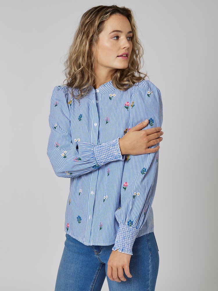 Erle brodert skjorte 7502818_EAZ-MELL-S23-Modell-Front_chn=vic_5183_Erle brodert skjorte EAZ 7502818.jpg_Front||Front