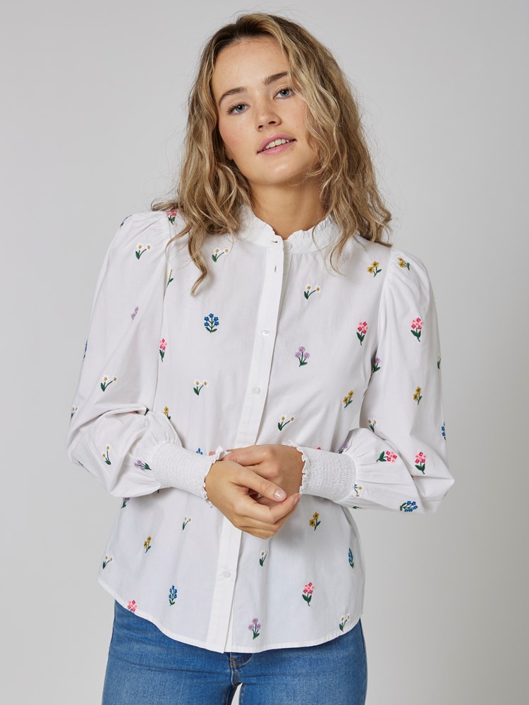 Erle brodert skjorte 7502818_O79-MELL-S23-Modell-Front_chn=vic_4708_Erle brodert skjorte O79_Erle brodert skjorte O79 7502818.jpg_Front||Front