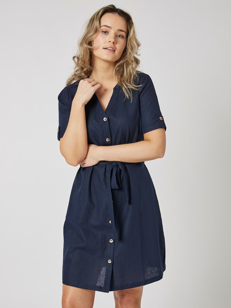 Mariella skjortekjole 7503062_EM6-MELL-H23-Modell-Front_chn=vic_107_Mariella skjortekjole EM6 7503062.jpg_Front||Front