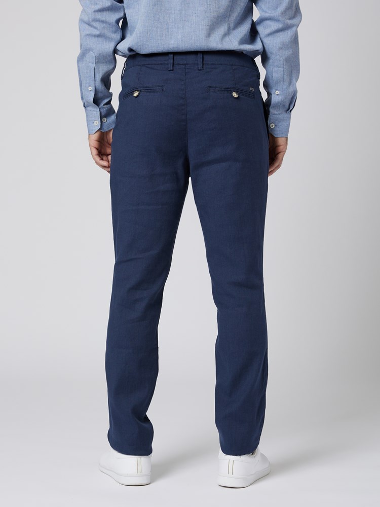 Carl chinos 7503095_C27-VESB-S23-Modell-Back_chn=vic_3406.jpg_Back||Back