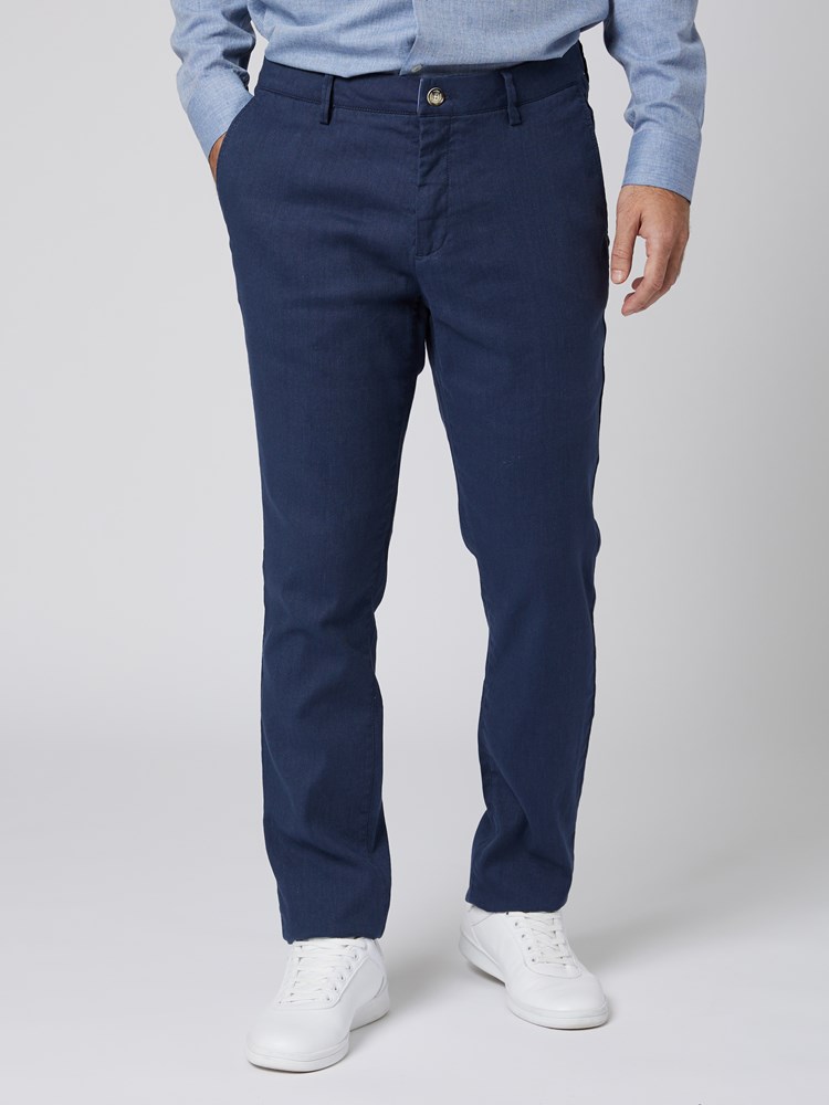 Carl chinos 7503095_C27-VESB-S23-Modell-Front_chn=vic_1005.jpg_Front||Front