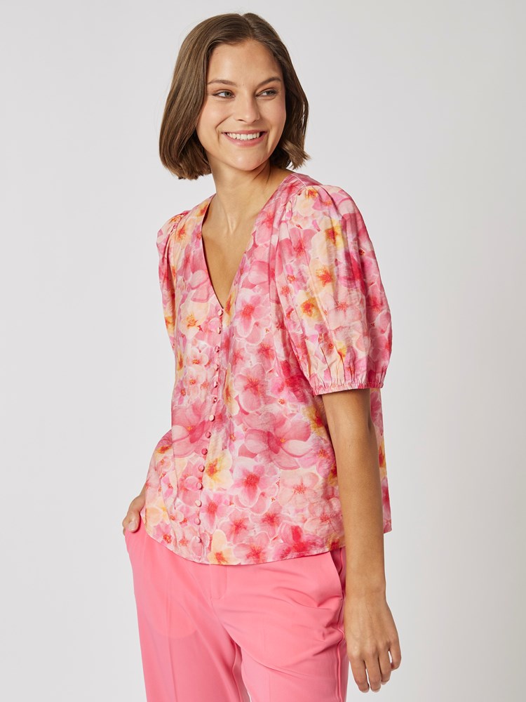 Cressida bluse 7503140_MOG-DONNA-H23-Modell-Front_chn=vic_5787_Cressida bluse MOG_Cressida bluse MOG 7503140.jpg_Front||Front