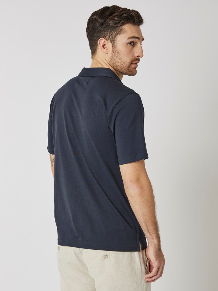 Alonzo polo t-skjorte 7503178_C27-MRCAPUCHIN-H23-Modell-Back_chn=vic_8219_Alonzo polo t-skjorte C27.jpg_Back||Back
