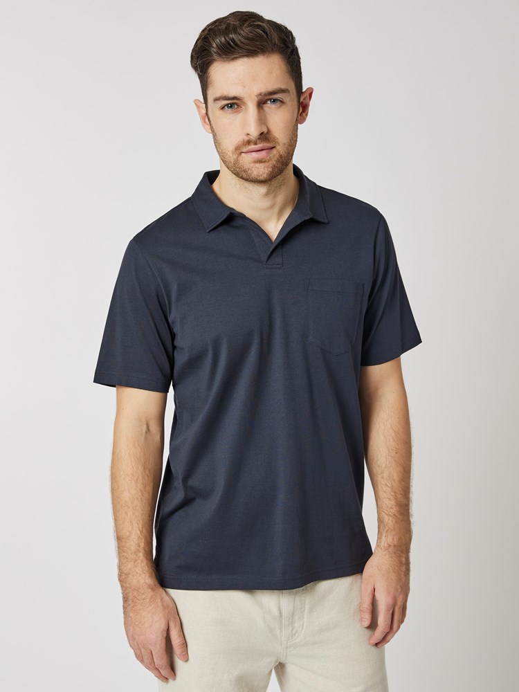 Alonzo polo t-skjorte 7503178_C27-MRCAPUCHIN-H23-Modell-Front_chn=vic_7763_Alonzo polo t-skjorte C27.jpg_Front||Front