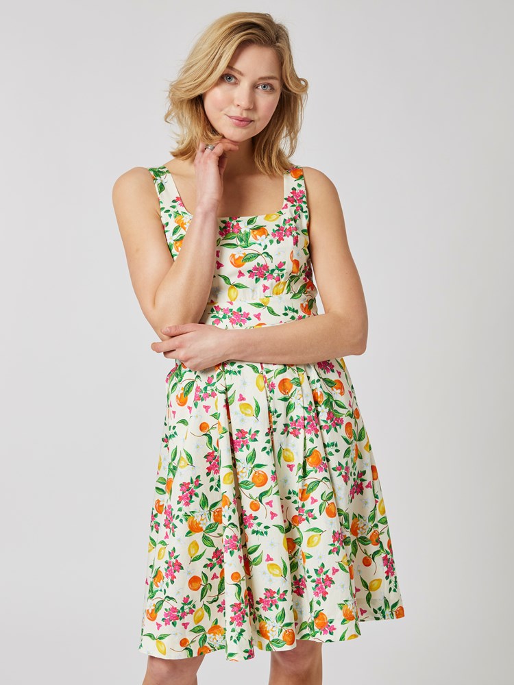 Sandy kjole 7503287_Q1B-MELL-H23-Modell-Front_chn=vic_2572_Sandy kjole Q1B_Sandy kjole Q1B 7503287.jpg_Front||Front