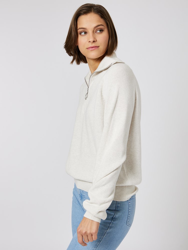 Ollie zip genser 7503311_AQG-BLU-S23-Modell-Front_chn=vic_8551_Ollie zip genser AQG 7503311.jpg_Front||Front