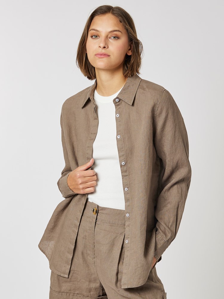 Lou linskjorte 7503355_GKJ-BLU-H23-Modell-Front_chn=vic_8015_Lou linskjorte GKJ 7503355.jpg_Front||Front