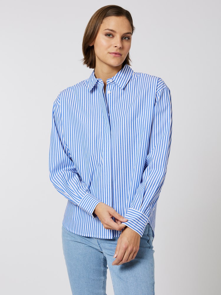 Stina skjorte 7503568_R25-BLU-S23-Modell-Front_chn=vic_7063_Stina skjorte R25_Stina skjorte R25 7503568.jpg_Front||Front