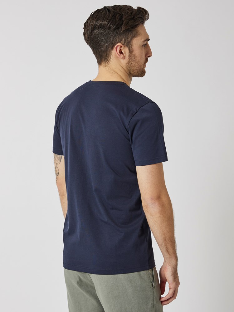 Ryan v-hals t-skjorte 7503579_EM6-VESB-H23-Modell-Back_chn=vic_1285.jpg_Back||Back