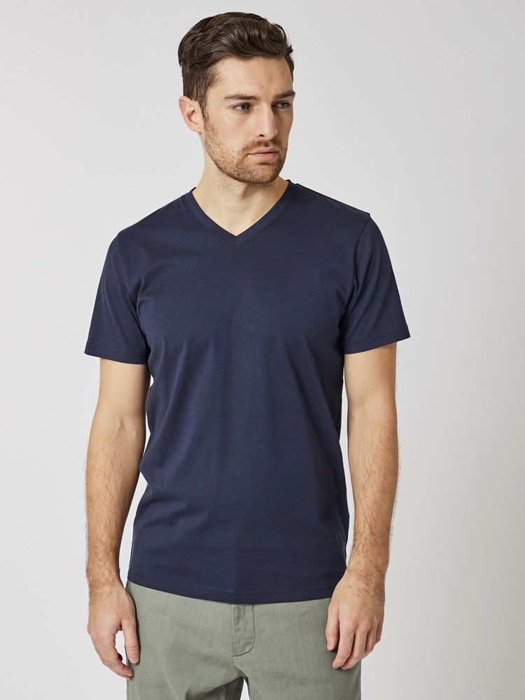 Ryan v-hals t-skjorte 7503579_EM6-VESB-H23-Modell-Front_chn=vic_7453.jpg_Front||Front