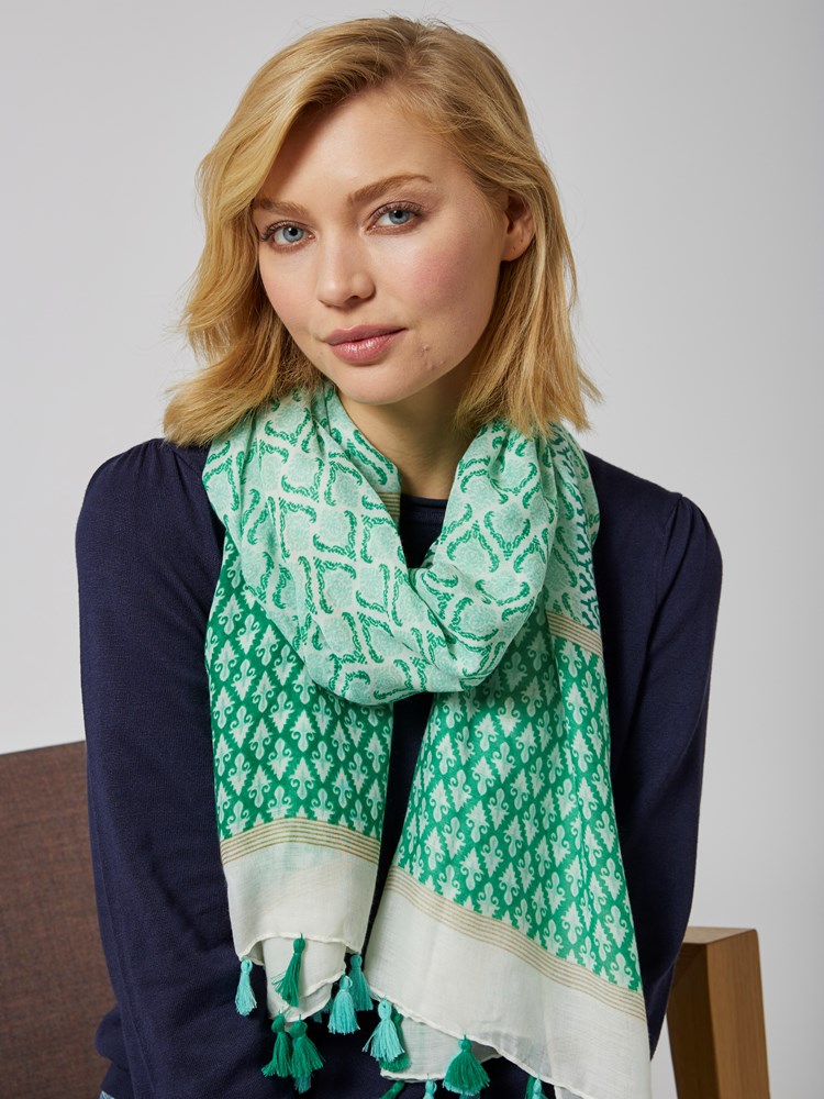 Mellow skjerf 7503669_GJB-MELL-S23-Modell-Front_chn=vic_7026_Mellow skjerf GJB 7503669.jpg_Front||Front