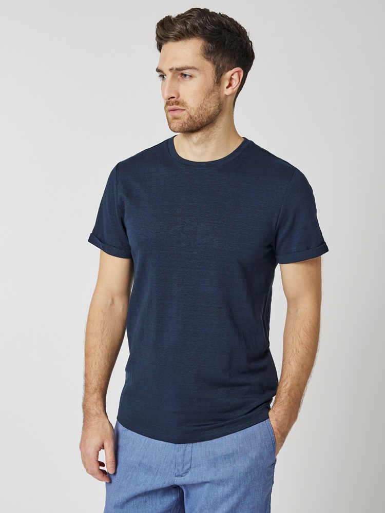 Russell t-skjorte 7504137_EM6-VESB-H23-Modell-Front_chn=vic_7523.jpg_Front||Front