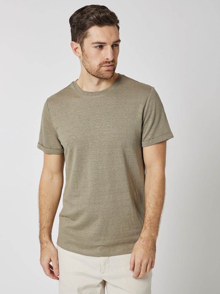 Russell t-skjorte 7504137_I5Z-VESB-H23-Modell-Front_chn=vic_2308.jpg_Front||Front