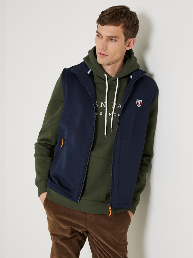 Sylvestre vest 7504203_EM6-JEANPAUL-A23-Modell-Front_3721-fixed (1)_Sylvestre vest EM6.jpg_