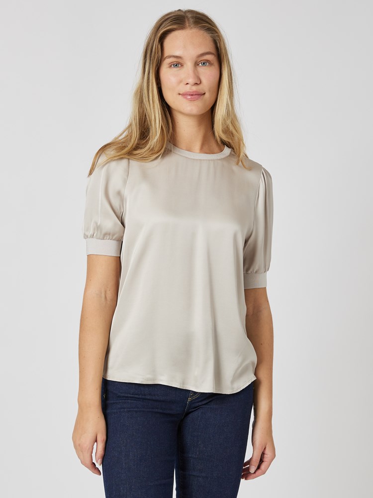 Kimmy topp 7504583_I4H-MELL-A23-Modell-Front_chn=vic_9193_Kimmy topp I4H_Kimmy topp I4H 7504583.jpg_Front||Front