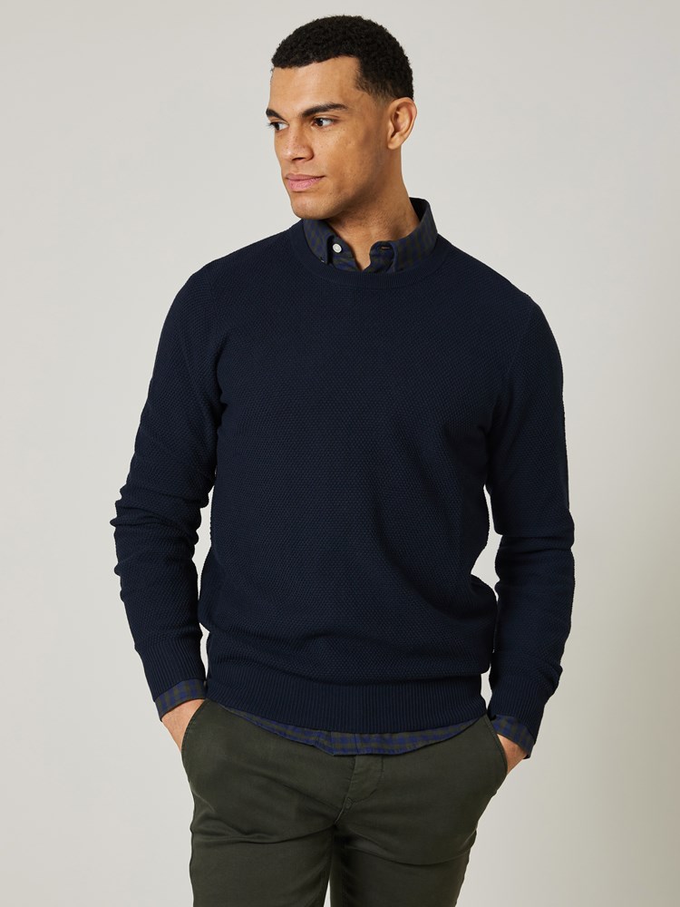 Tom genser 7504744_EM6-JEANPAUL-W23-Modell-Front_6161_Tom genser EM6_Tom genser EM6 7508782.jpg_