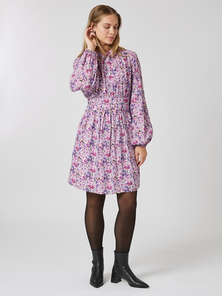 Arisa kjole 7504748_MUQ-DONNA-A23-Modell-Front_chn=vic_8557_Arisa kjole MUQ_Arisa kjole MUQ 7504748.jpg_Front||Front