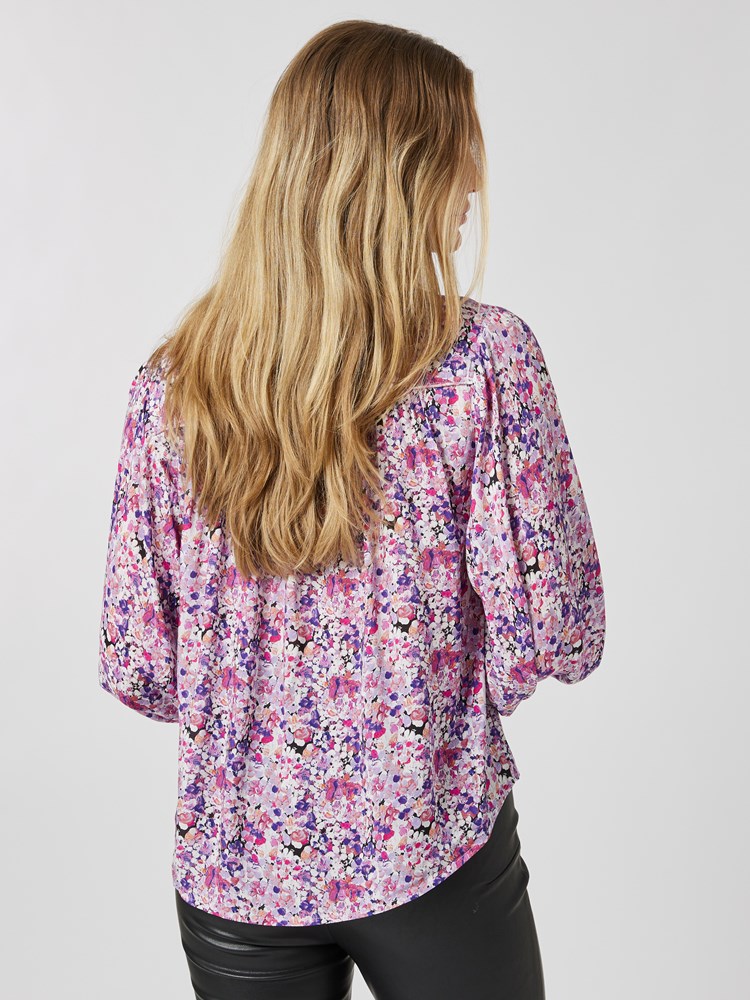 Arisa bluse 7504749_MUQ-DONNA-A23-Modell-Back_chn=vic_6122_Arisa bluse MUQ_Arisa bluse MUQ 7504749.jpg_Back||Back