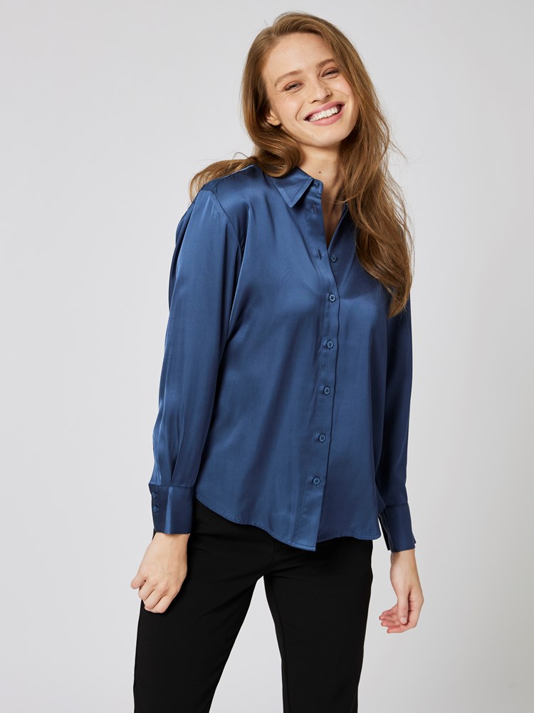 Georgie skjorte 7504758_EHK-BLU-A23-Modell-Front_chn=vic_8385_Georgie skjorte EHK_Georgie skjorte EHK 7504758.jpg_Front||Front