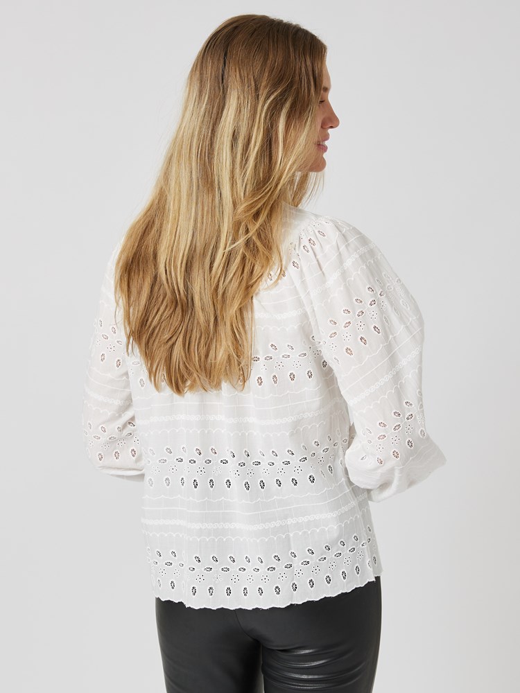 Lysandra bluse 7504779_O79-DONNA-A23-Modell-Back_chn=vic_9761_Lysandra bluse O79_Lysandra bluse O79 7504779.jpg_Back||Back