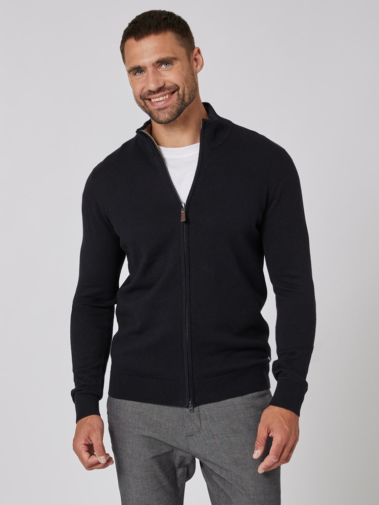 Easton cardigan 7504796_EM6-VESB-A23-Modell-Front_chn=vic_9869.jpg_Front||Front