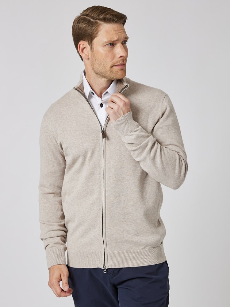 Easton cardigan 7504796_I4C-VESB-A23-Modell-Front_chn=vic_644.jpg_Front||Front
