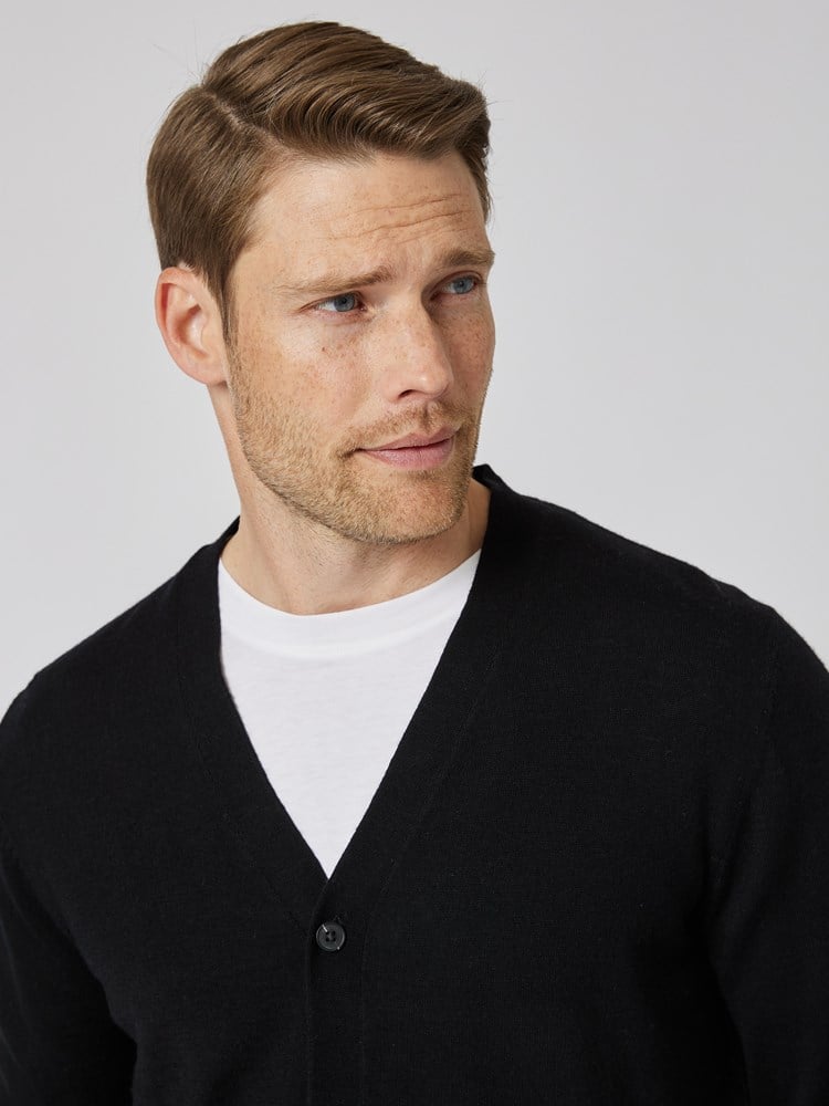 Ledger merino cardigan 7504835_CAB-VESB-W23-details_chn=vic_1545.jpg_