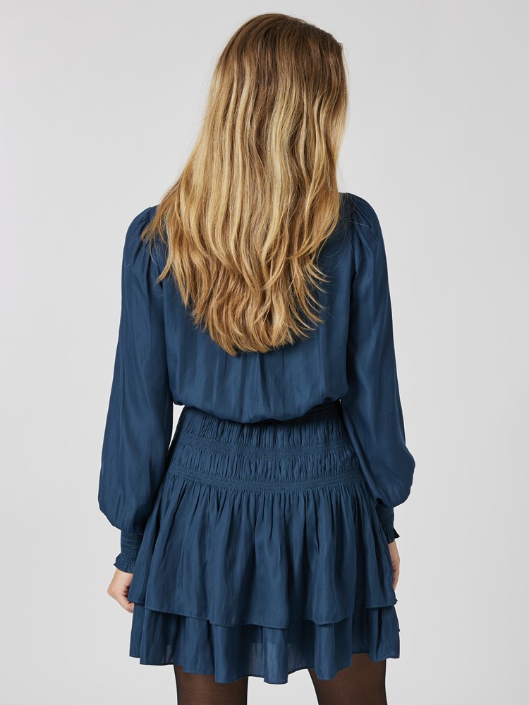 Maddie kjole 7504896_EHI-MELL-A23-Modell-Back_chn=vic_9847_Maddie kjole EHI_Maddie kjole EHI 7504896.jpg_Back||Back