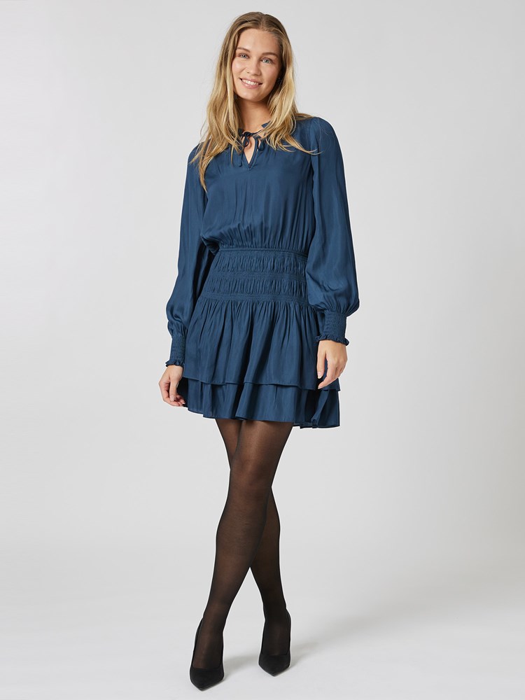 Maddie kjole 7504896_EHI-MELL-A23-Modell-Front_chn=vic_1041_Maddie kjole EHI_Maddie kjole EHI 7504896.jpg_Front||Front