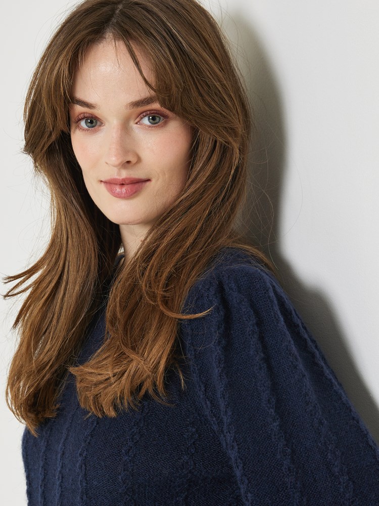 Sandra genser 7505093_EM6-JEANPAUL-W23-Modell-Front_2083_Sandra genser EM6_Sandra genser EM6 7505093.jpg_Front||Front