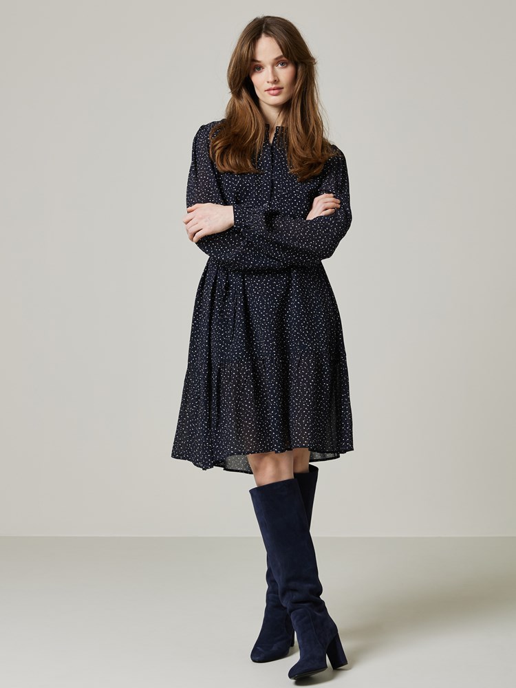 Vanda kjole 7505226_EM6-JEANPAUL-W23-Modell-Front_2524_Vanda kjole EM6 7505226.jpg_Front||Front