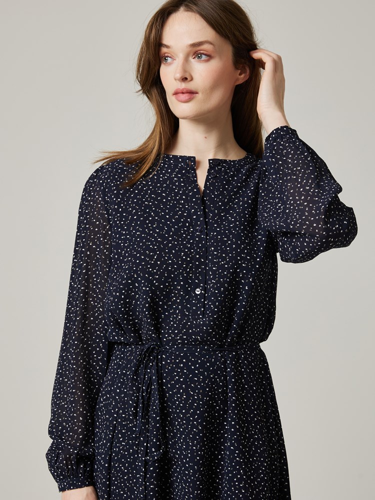 Vanda kjole 7505226_EM6-JEANPAUL-W23-Modell-Front_8833_Vanda kjole EM6 7505226.jpg_Front||Front