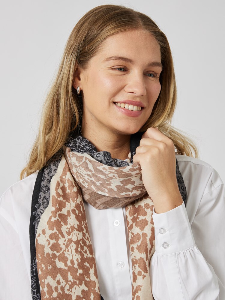Elisa skjerf 7505512_AGP-MELL-A23-Modell-Front_chn=vic_4847_Elisa skjerf AGP_Elisa skjerf AGP 7505512.jpg_Front||Front