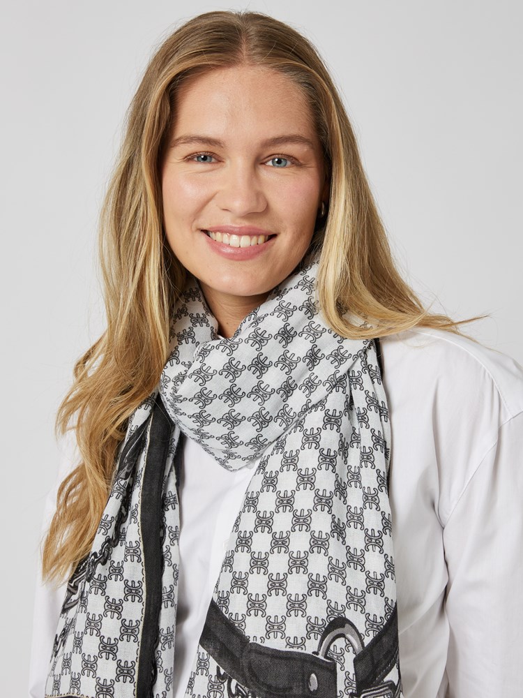 Elisa skjerf 7505512_CAB-MELL-A23-Modell-Front_chn=vic_3458_Elisa skjerf CAB_Elisa skjerf CAB 7505512.jpg_Front||Front