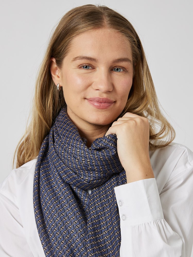 Elisa skjerf 7505512_EM4-MELL-A23-Modell-Front_chn=vic_7469_Elisa skjerf EM4_Elisa skjerf EM4 7505512.jpg_Front||Front