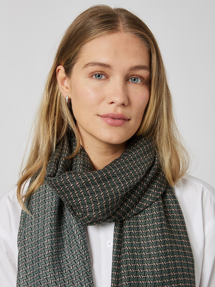 Elisa skjerf 7505512_GPJ-MELL-A23-Modell-Front_chn=vic_6675_Elisa skjerf GPJ_Elisa skjerf GPJ 7505512.jpg_Front||Front