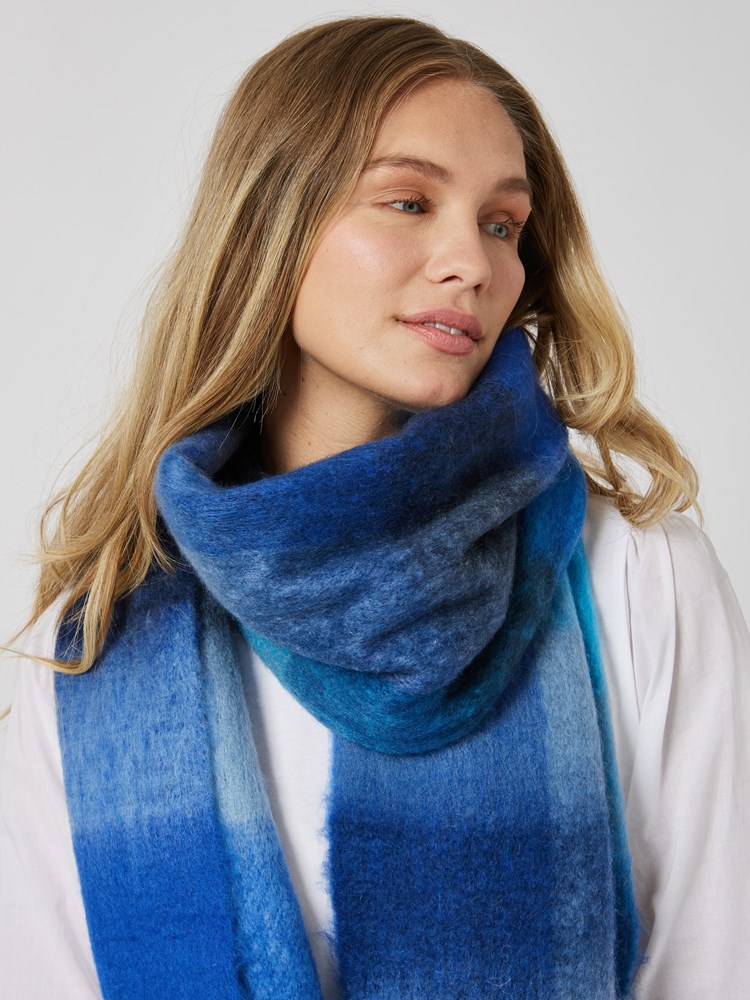 Adriana skjerf 7505513_EM4-MELL-A23-Modell-Front_chn=vic_5999_Adriana skjerf EM4_Adriana skjerf EM4 7505513.jpg_Front||Front