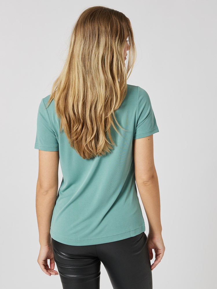 Lisa t-skjorte 7505526_GKW-DONNA-A23-Modell-Back_chn=vic_7357_Lisa t-skjorte GKW_Lisa t-skjorte GKW 7505526.jpg_Back||Back