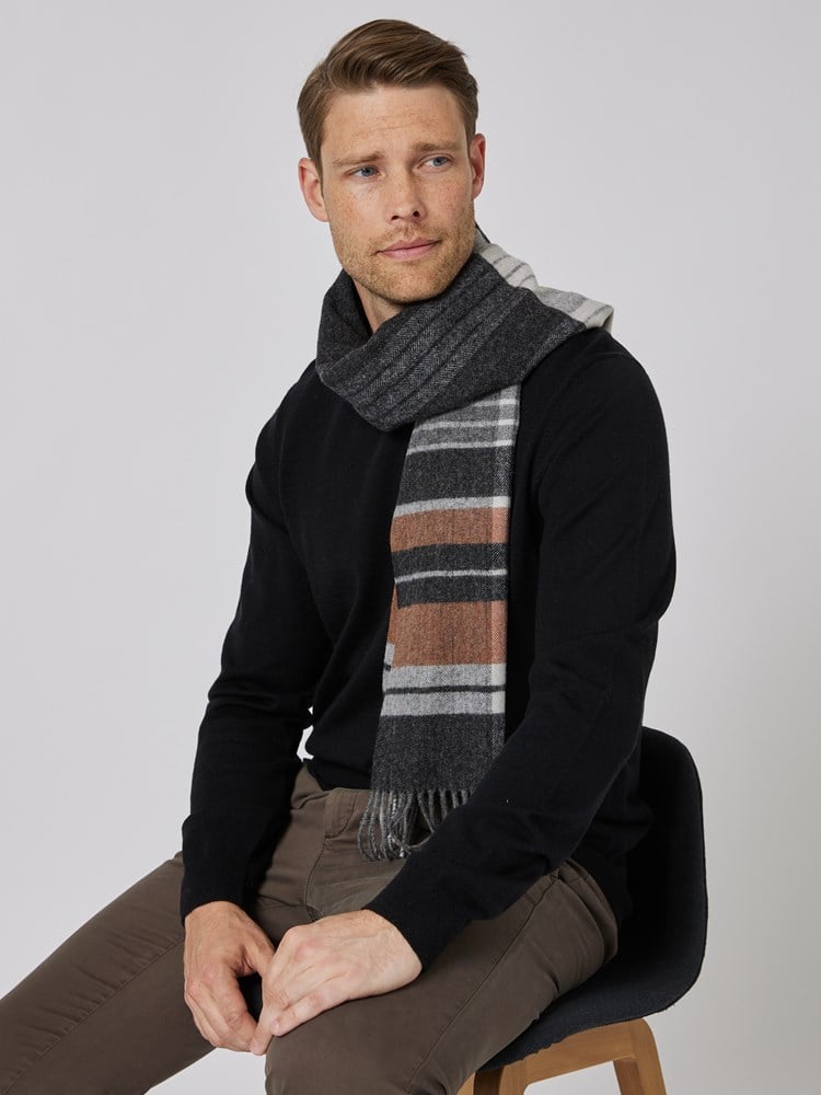 Ves ullskjerf 7505633_AJD-VESB-A23-Modell-Front_chn=vic_5488.jpg_Front||Front