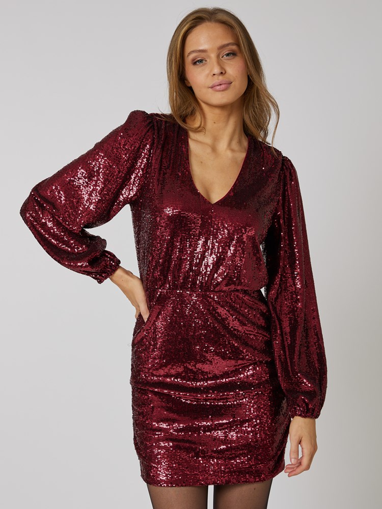 Shimmering kjole 7505787_MWU-MELL-W23-Modell-Front_chn=vic_6783_Shimmering kjole MWU_Shimmering kjole MWU 7505787.jpg_Front||Front