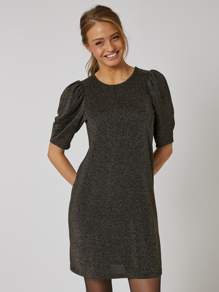 Aleah kortermet kjole 7505874_Q1K-MELL-W23-Modell-Front_chn=vic_7527_7505874 Q1K_Aleah kortermet kjole Q1K_Aleah kortermet kjole Q1K 7505874.jpg_Front||Front