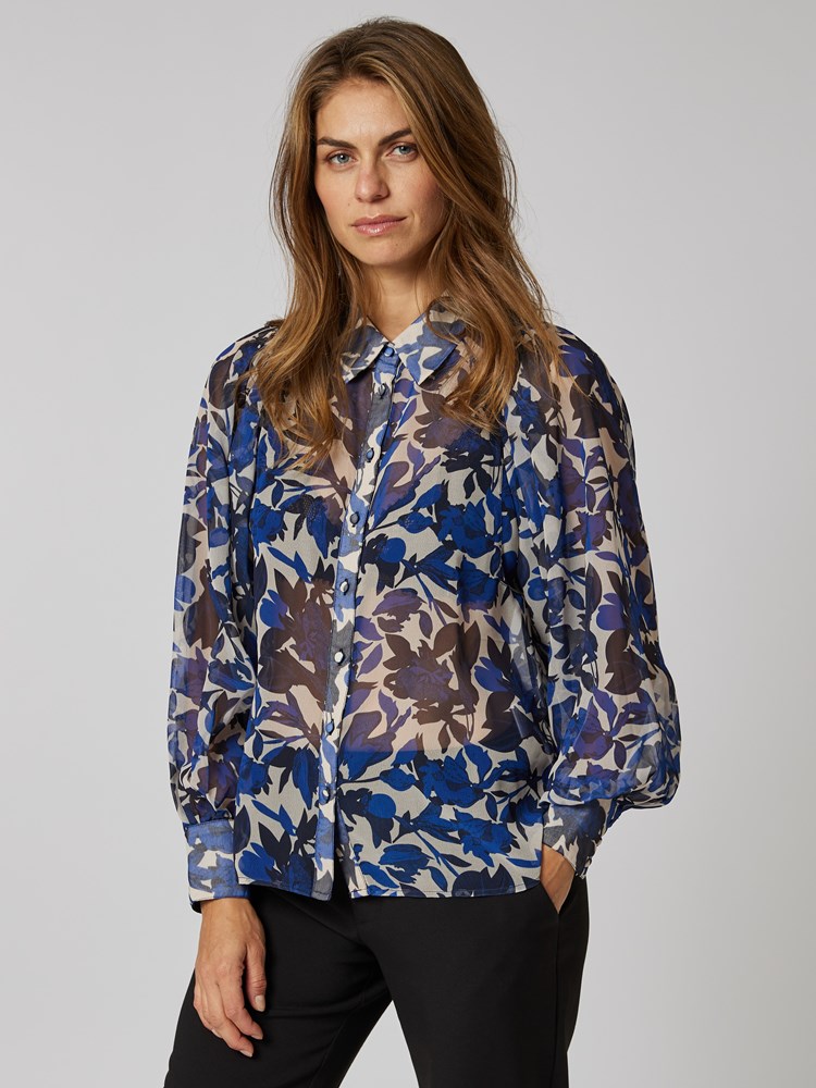 Rowan bluse 7505945_EN5-BLU-W23-Modell-Front_chn=vic_4727_Rowan bluse EN5_Rowan bluse EN5 7505945.jpg_Front||Front