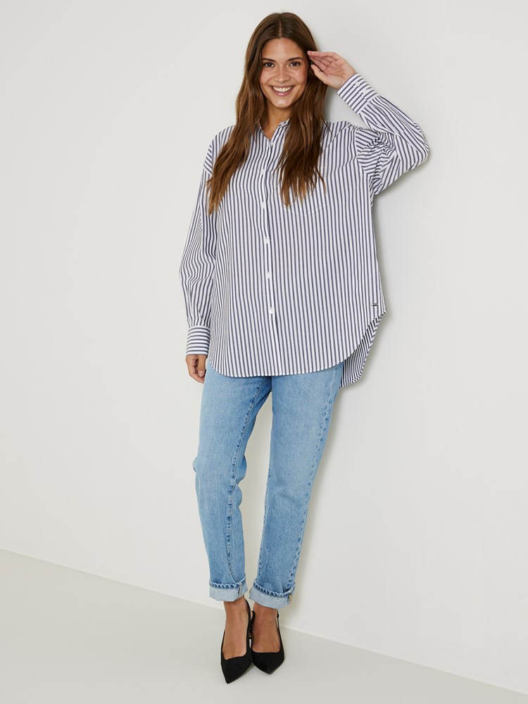 Selma stripet skjorte 7506207_EM6-JEANPAUL-S24-Modell-Front_2119_Selma stripet skjorte EM6_Selma stripet skjorte EM6 7506207.jpg_Front||Front