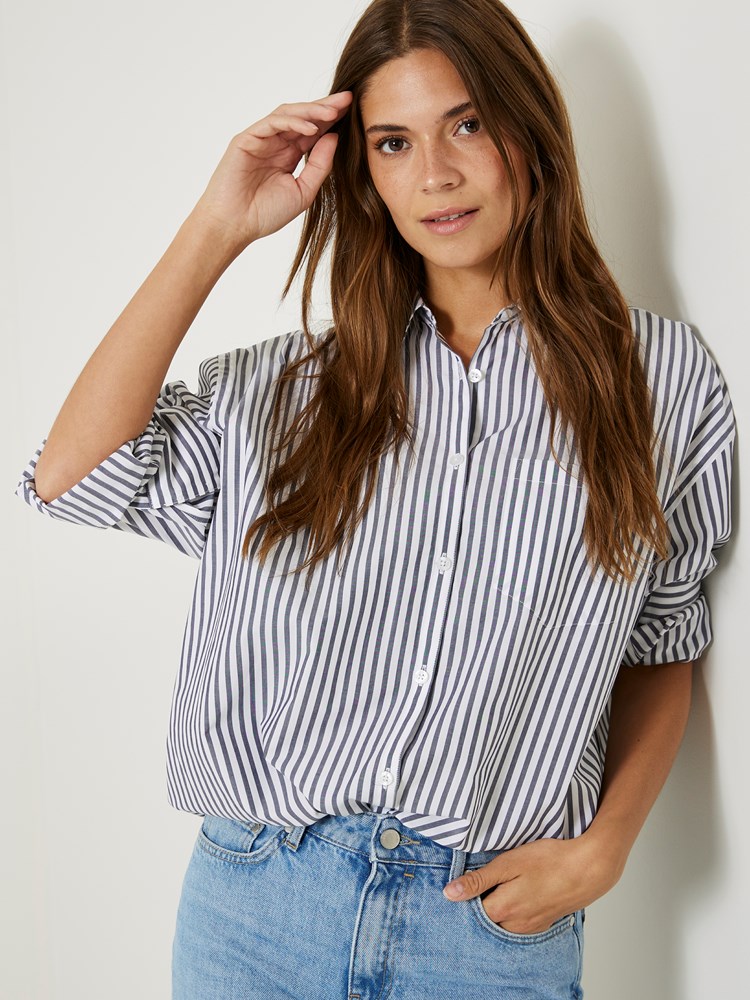 Selma stripet skjorte 7506207_EM6-JEANPAUL-S24-Modell-Front_3018_Selma stripet skjorte EM6_Selma stripet skjorte EM6 7506207.jpg_Front||Front