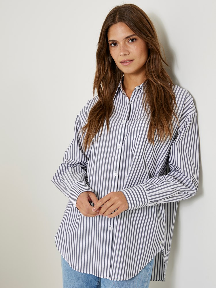 Selma stripet skjorte 7506207_EM6-JEANPAUL-S24-Modell-Front_4548_Selma stripet skjorte EM6_Selma stripet skjorte EM6 7506207.jpg_Front||Front