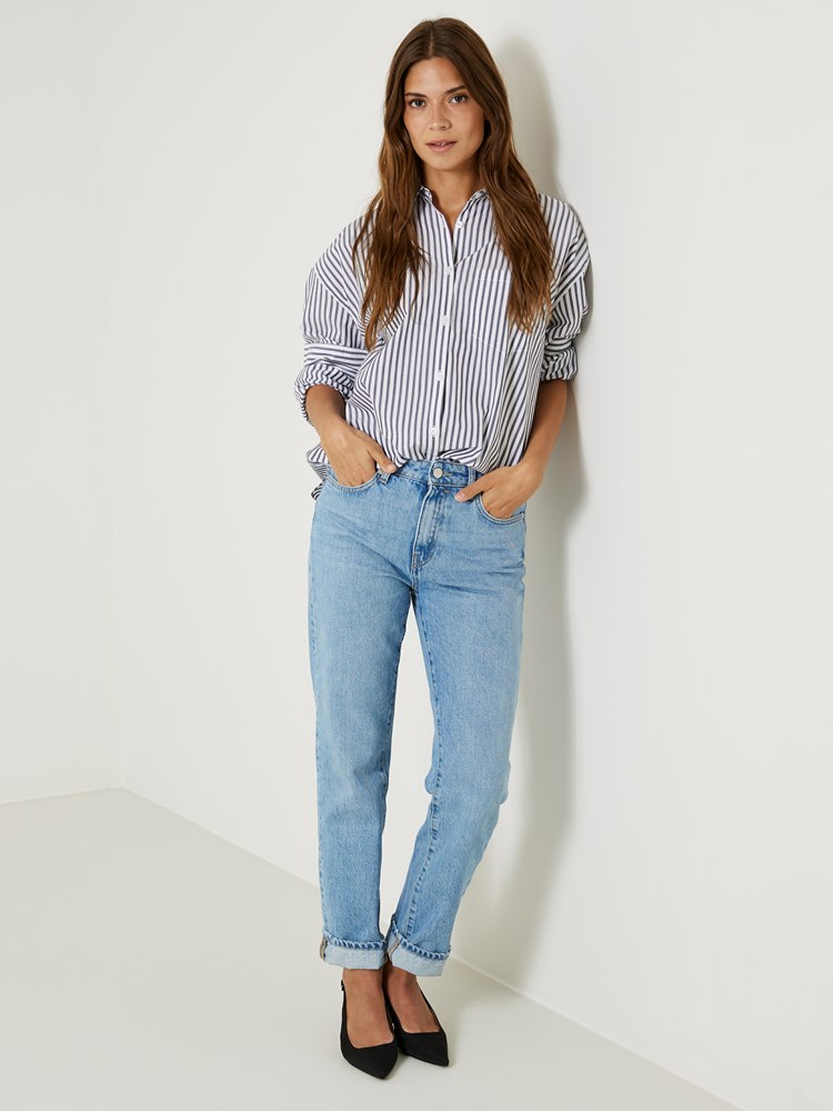 Selma stripet skjorte 7506207_EM6-JEANPAUL-S24-Modell-Front_4735_Selma stripet skjorte EM6_Selma stripet skjorte EM6 7506207.jpg_Front||Front