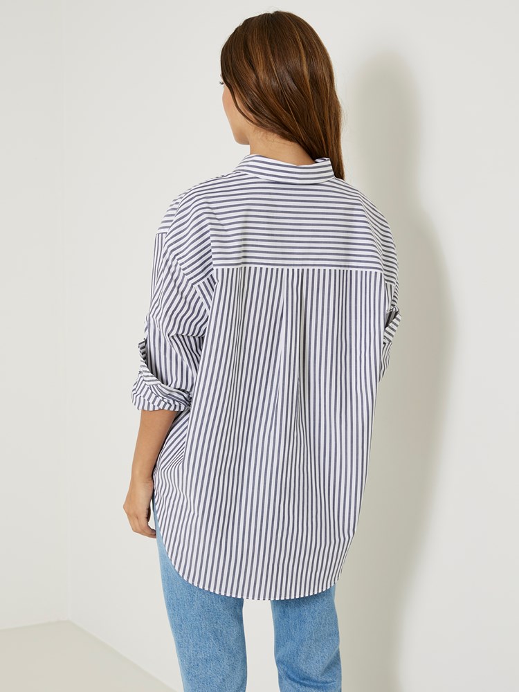 Selma stripet skjorte 7506207_EM6-JEANPAUL-S24-Modell-Front_7011_Selma stripet skjorte EM6_Selma stripet skjorte EM6 7506207.jpg_Front||Front