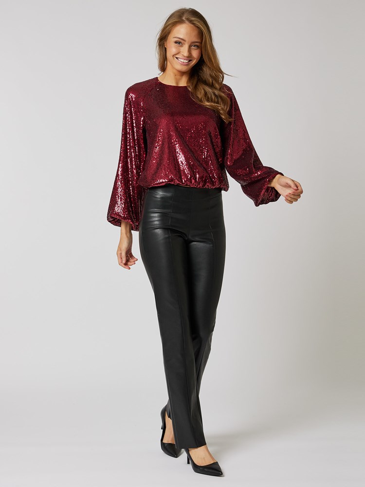 Shimmering topp 7506313_MWU-MELL-W23-Modell-Front_chn=vic_9487_Shimmering topp MWU_Shimmering topp MWU 7506313.jpg_Front||Front